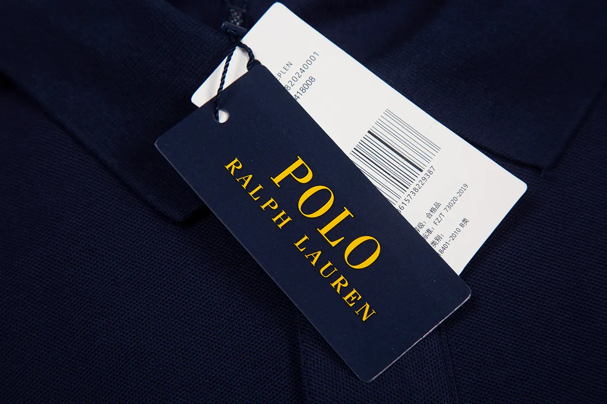 P200 White background picture [Evergreen all year round] Style number: 25101# (on sale all year round) Color: black white label/black red label/navy blue white label/navy blue red label/white/pink/grey Size: S to Pearlescent buttons on white background ✅ - The placket chiffon film is professionally processed ✅ -Ralph Lauren's classic Malaysian logo Polo｜Unlock the British retro sports style. Use 220g heavy double-sided piqué cotton to create a tall silhouette. The iconic Malaysian embroidery logo interprets American origin. The solid color system can easily control formal and casual scenes.